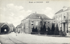 12041 Gezicht in de Herenstraat te Rhenen, uit het oosten, met in het midden het huis Herenstraat 67 (het latere ...